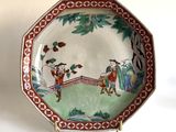 une assiette avec une peinture posée sur une table