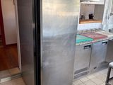 un réfrigérateur en acier inoxydable au milieu d'une cuisine