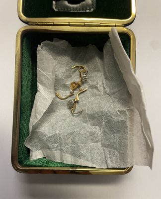 une petite boîte contenant un anneau à l'intérieur
