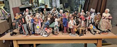 de nombreuses figurines posées sur une table dans une pièce