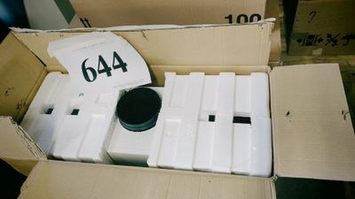 une boîte en carton contenant de nombreuses boîtes blanches