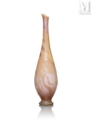 une image représentant un vase en verre orné d'un motif en spirale