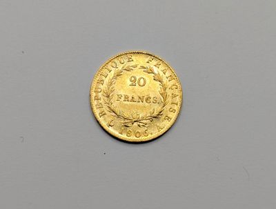 gros plan d'une pièce d'or sur une surface blanche