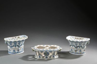 trois vases bleus et blancs ornés de motifs, posés sur une table
