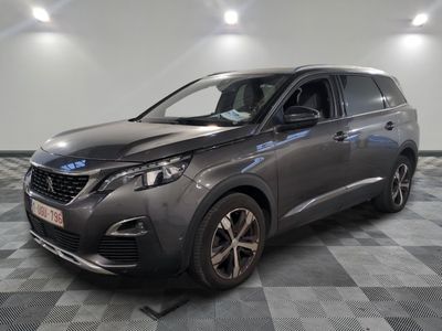 la voiture grise est garée sur le sol en damier d'un garage