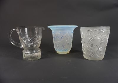 trois verres sont alignés les uns à côté des autres sur une surface noire