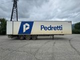 Le camion est garé sur le parking, avec un ciel nuageux en arrière-plan.