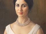 portrait d'une femme en robe blanche portant un collier de perles