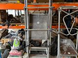 un homme debout à côté d'un chariot dans un entrepôt