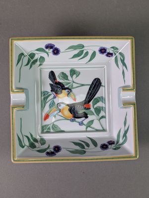 une petite assiette sur laquelle est peint un oiseau
