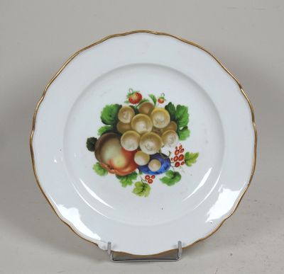 une assiette sur laquelle se trouve un panier de fruits