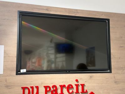 une photo d'un téléviseur accroché au mur