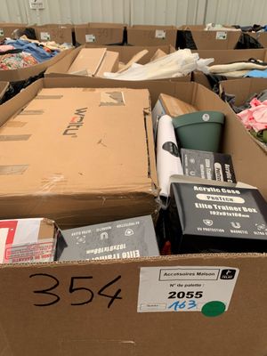 de nombreux cartons remplis d'objets dans une pièce où il y en a beaucoup