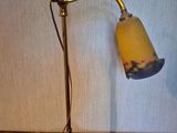 une lampe posée sur une table en bois