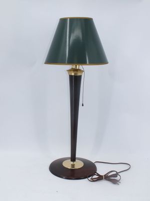 une lampe vert foncé avec un pied en laiton et un abat-jour vert