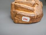 une petite statue représentant un rocher sur lequel figure un numéro