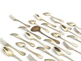 de nombreuses fourchettes et cuillères disposées en cercle
