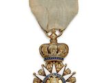 gros plan d'une médaille sur fond blanc