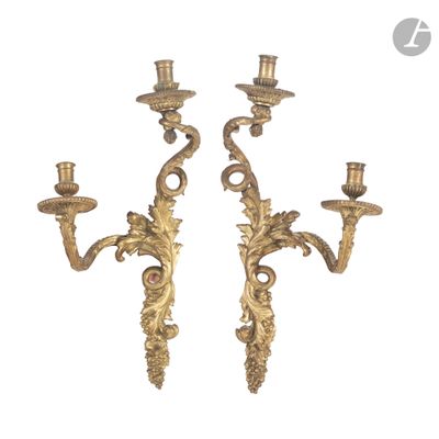 paire d'appliques murales anciennes en laiton ornées de feuilles et de fleurs