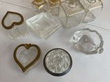 beaucoup d'objets en verre qui se trouvent sur la table