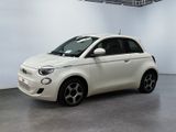 la petite voiture blanche est garée dans une grande pièce