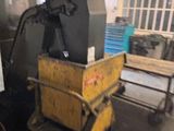 une machine qui se trouve dans une pièce où il y a une table