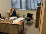 un bureau avec un ordinateur et une chaise dans une pièce