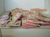 une pile de tickets roses et jaunes posée sur une table
