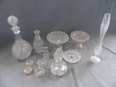 un grand nombre d'objets en verre posés sur une table