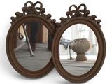 deux miroirs posés sur une table