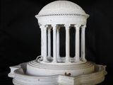 une maquette blanche d'un bâtiment avec des colonnes et un dôme
