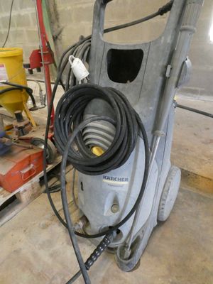 une machine posée sur le sol du garage