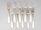 six fourchettes et six couteaux sur la table