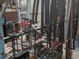 Plusieurs morceaux de bois sont en cours de travail dans un atelier