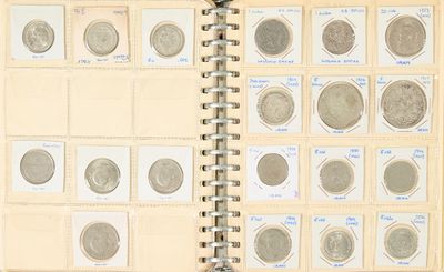 un livre dans lequel se trouve un tas de pièces de monnaie