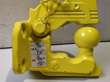 une machine jaune posée sur une table