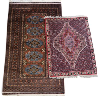 une paire de tapis sur fond blanc