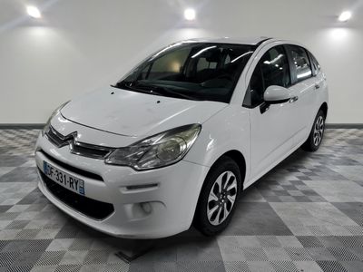 une photo d'une citrole blanche garee dans un garage