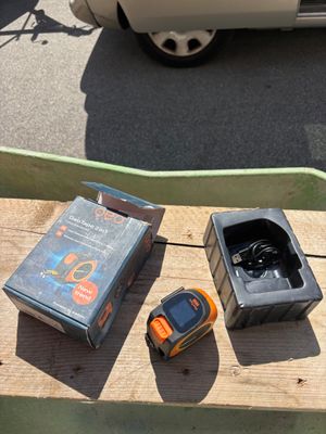 quelques outils posés sur un établi en bois