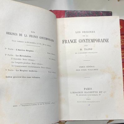 un livre ouvert posé sur une table