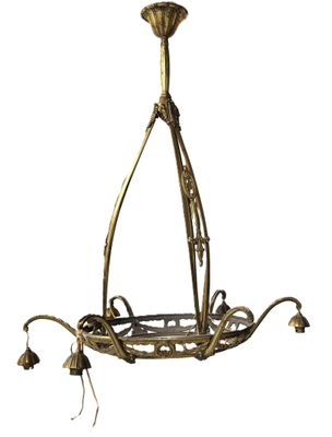 une image représentant un lustre en laiton orné de fleurs suspendu au plafond