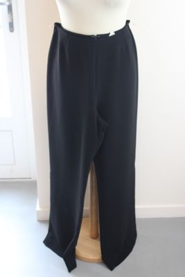 une photo d'un mannequin portant un pantalon noir