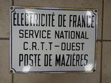 une affiche accrochée au mur sur laquelle on peut lire : « Electronic de France Service National CRT Quest Poste de Mailiers »