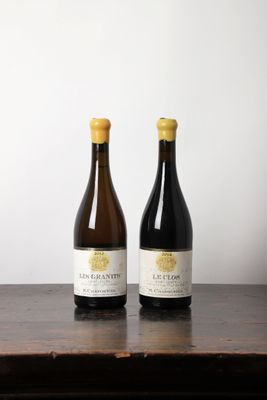 deux bouteilles de vin posées sur une table en bois