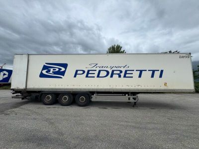 une photo d'un semi-remorque garé sur un parking