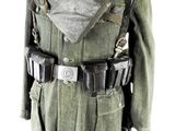 une photo d'un uniforme militaire sur un mannequin coiffé d'un chapeau