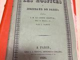 un livre posé sur une table