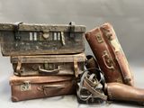 de nombreux bagages empilés les uns sur les autres