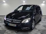 la classe b de la mercedes est garée sur un sol en damier