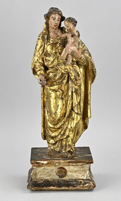 l'image d'une statue représentant une femme tenant un enfant dans ses bras